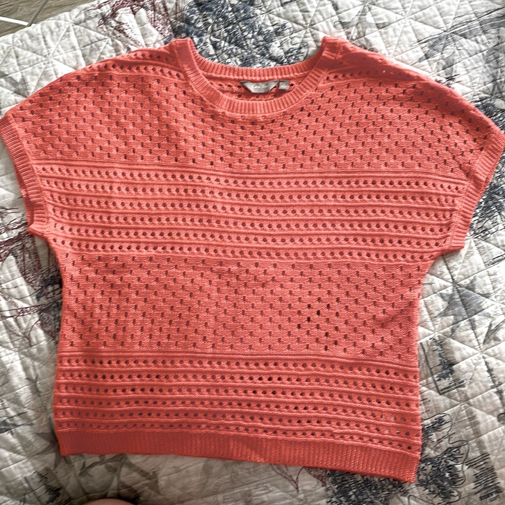 Woman’s Short Sleeve Sweater.